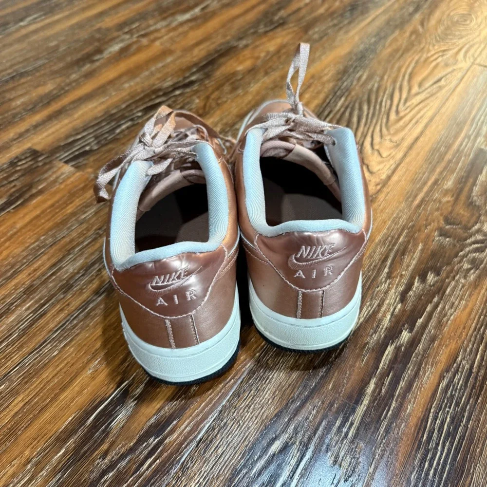 Nike Air Force 1 Low Kids Girls 6.5Y Rose Gold Metallic Sneaker 877083-901 Shoe